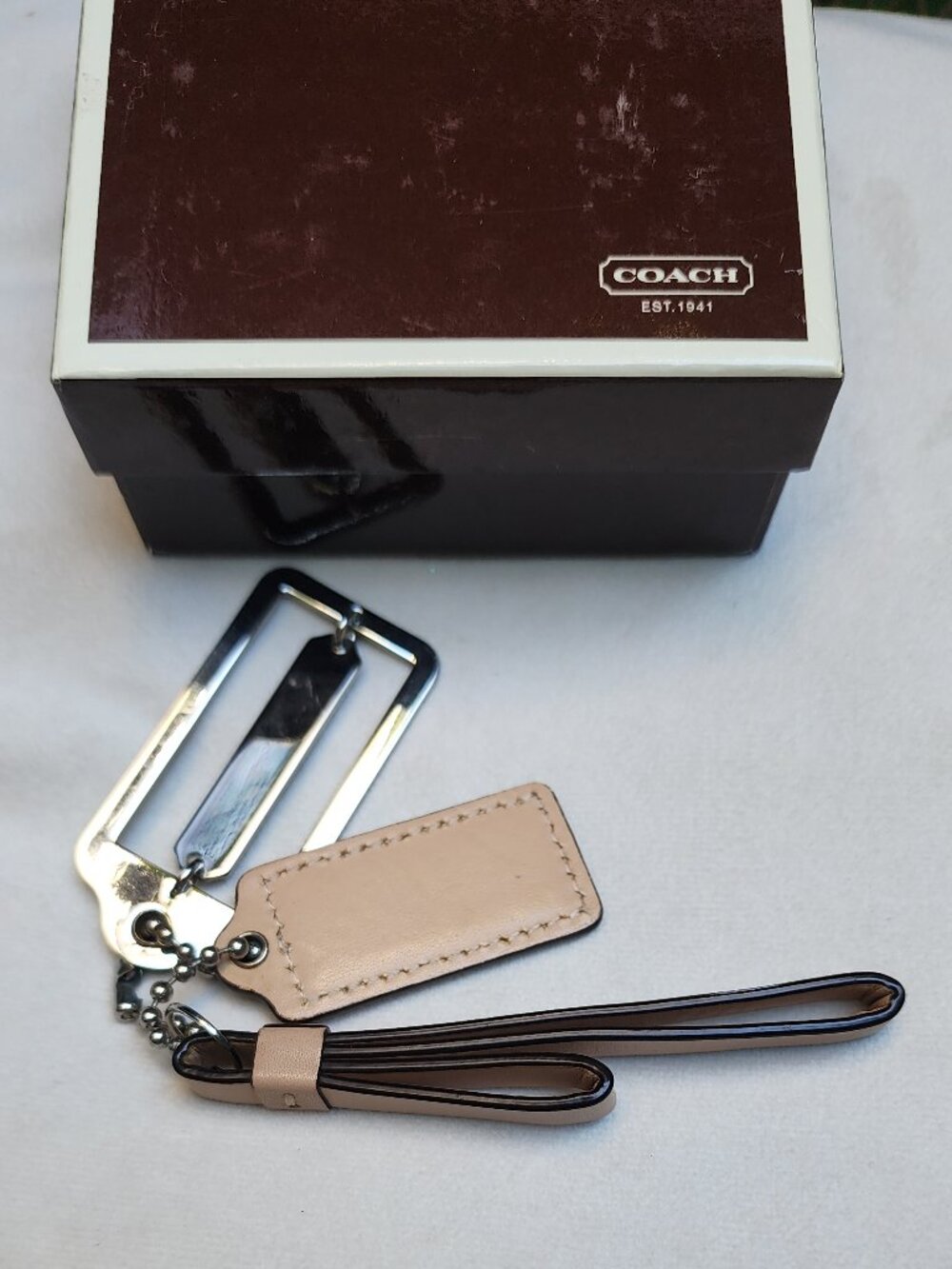 EUC bundle COACH 3 piece Keychains tan, silver WITH COACH gift box - Picture 3 of 15